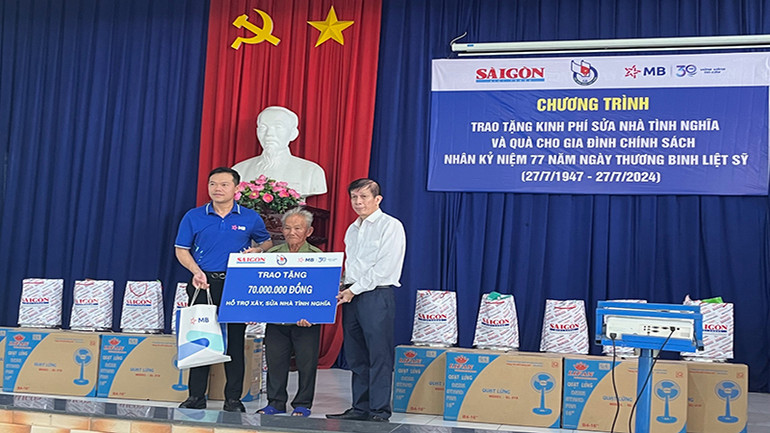 Đại diện Báo Sài Gòn Giải phóng và Ngân hàng Thương mại cổ phần Quân đội (MB) - Chi nhánh Tây Ninh trao kinh phí 70 triệu đồng để sửa chữa nhà tình nghĩa và quà cho các gia đình chính sách trong xã Thanh Phước.
