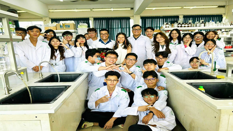 Tiến sĩ Nguyễn Phước Vinh (Trường đại học Khoa học Sức khỏe thuộc Đại học Quốc gia Thành phố Hồ Chí Minh) là người trẻ nhất được trao giải Khoa học công nghệ Quả cầu vàng 2024 (ảnh: CTV).