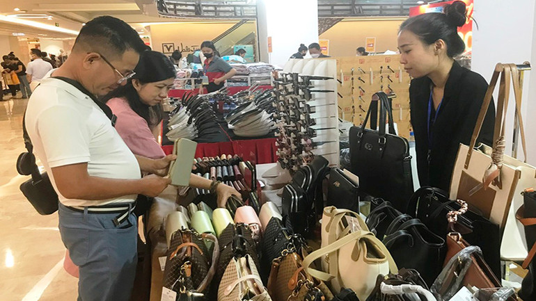 Người tiêu dùng chọn mua túi xách, ví “hàng hiệu” được khuyến mãi tại sự kiện trong ngày 15/12.