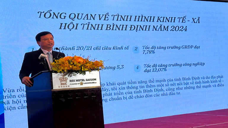 Phó Chủ tịch Thường trực Ủy ban nhân dân tỉnh Bình Định Nguyễn Tuấn Thanh giới thiệu tình hình kinh tế-xã hội của tỉnh. (Ảnh: HOÀNG LIÊM)