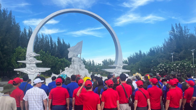 Khu tưởng niệm chiến sĩ Gạc Ma đã đón hơn 2.700 đoàn, với khoảng 580.000 lượt khách đến viếng. Khu tưởng niệm chiến sĩ Gạc Ma đã đón hơn 2.700 đoàn, với khoảng 580.000 lượt khách đến viếng.