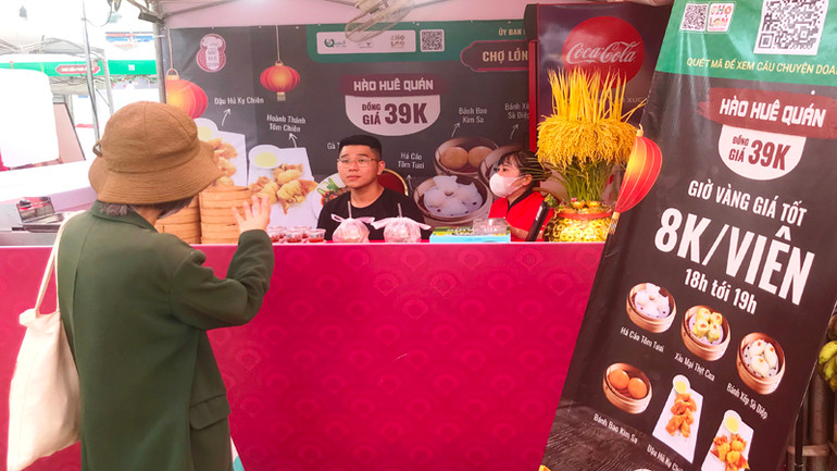 Khách tìm hiểu các món ăn tại một gian hàng trong lễ hội.