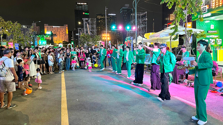 Người dân, khách du lịch thưởng thức một tiết mục âm nhạc đường phố tại lễ hội.