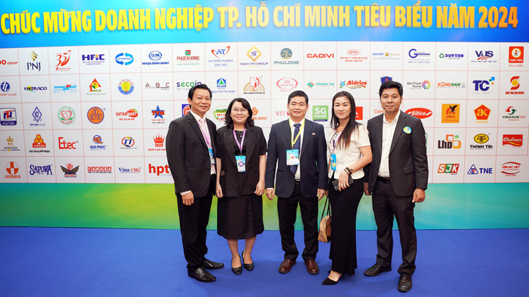SATRA và các đơn vị thành viên tại lễ trao giải “Doanh nghiệp, Doanh nhân Thành phố Hồ Chí Minh tiêu biểu” năm 2024.