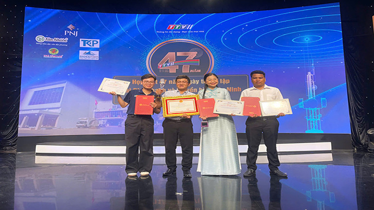 Phóng viên của Đài Phát thanh và Truyền hình Tây Ninh nhận các giải báo chí. Phóng viên của Đài Phát thanh và Truyền hình Tây Ninh nhận các giải báo chí.