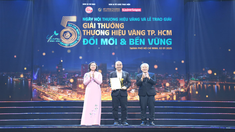 Thứ trưởng Công thương Phan Thị Thắng (trái) và ông Trần Minh Hùng (phải), Tổng Biên tập Tạp chí Kinh tế Sài Gòn, Chủ tịch Hội đồng bình chọn Giải thưởng “Thương hiệu Vàng Thành phố Hồ Chí Minh” và trao giải thưởng cho một doanh nghiệp.