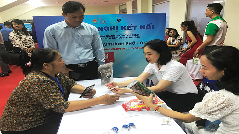 Các bên cung cấp và mua hàng gặp gỡ, tìm hiểu nhau tại Hội nghị.