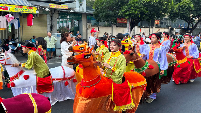 Diễu hành với hình tượng ngựa Xích Thố (Chiến mã của Quan Thánh Đế Quân) tại lễ hội