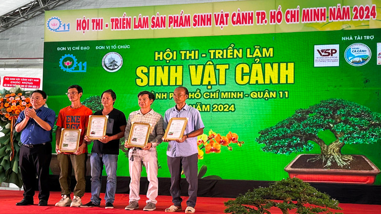 Đại diện Ban tổ chức trao Giải vàng của Hội thi Bonsai và tiểu cảnh Bonsai cho các nghệ nhân.
