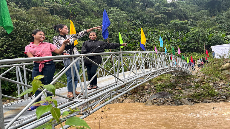 Ngày hạnh phúc của thiếu nữ Khơ Mú ở bản Huồi Thum bên chiếc cầu mới