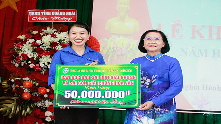 Bạn đọc Báo Sài Gòn Giải phóng và Sài Gòn Giải phóng Hoa văn tặng quà trung tâm Bạn đọc Báo Sài Gòn Giải phóng và Sài Gòn Giải phóng Hoa văn tặng quà trung tâm