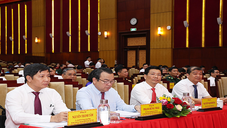 Các đồng chí lãnh đạo tỉnh Tây Ninh tại hội nghị. Các đồng chí lãnh đạo tỉnh Tây Ninh tại hội nghị.