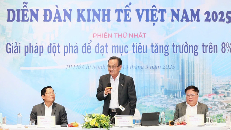 Chuyên gia kinh tế, Tiến sĩ Trần Du Lịch phát biểu tại diễn đàn. Chuyên gia kinh tế, Tiến sĩ Trần Du Lịch phát biểu tại diễn đàn.