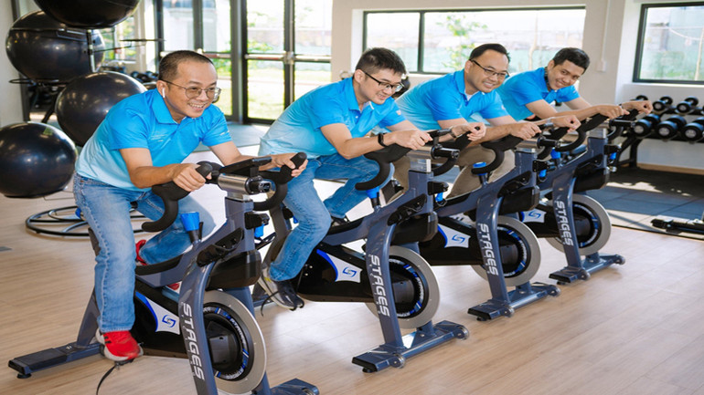 Nhân viên Intel Việt Nam tập luyện thể thao tại Trung tâm giải trí và chăm sóc thể chất Intel Việt Nam.