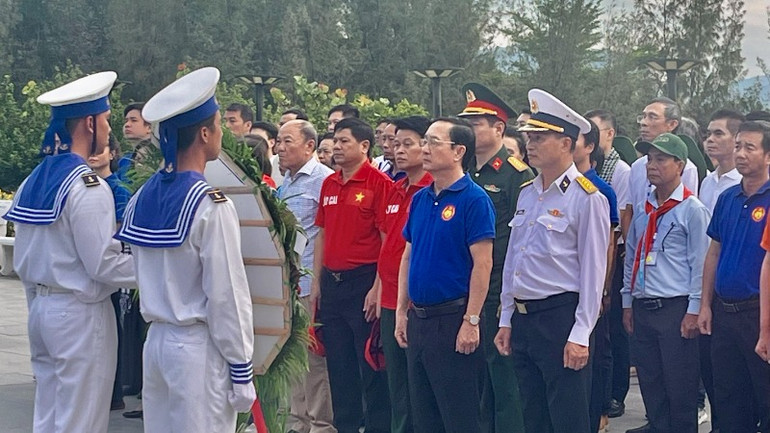 Đồng chí Huỳnh Thành Đạt, Ủy viên Trung ương Đảng, Phó Trưởng Ban Tuyên giáo và Dân vận Trung ương dâng hoa tại khu tưởng niệm. Đồng chí Huỳnh Thành Đạt, Ủy viên Trung ương Đảng, Phó Trưởng Ban Tuyên giáo và Dân vận Trung ương dâng hoa tại khu tưởng niệm.