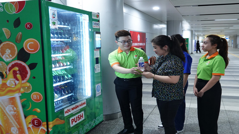 SATRA đã lắp đặt 24 máy bán hàng tự động tại 14 nhà ga của tuyến Metro số 1. SATRA đã lắp đặt 24 máy bán hàng tự động tại 14 nhà ga của tuyến Metro số 1.