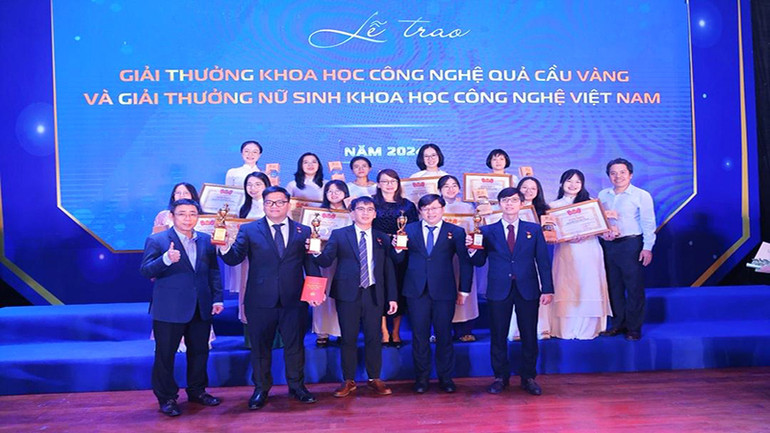 Các giáo viên là tiến sĩ đạt Giải thưởng khoa học công nghệ Quả Cầu vàng năm 2024, và các nữ sinh đạt Giải Nữ sinh Khoa học công nghệ năm 2024, thuộc Đại học Quốc gia Thành phố Hồ Chí Minh.