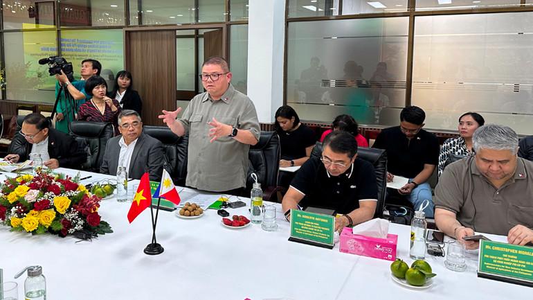 Bộ trưởng Nông nghiệp Philippines Francisco P. Tiu Laurel, Jr. phát biểu tại buổi làm việc.