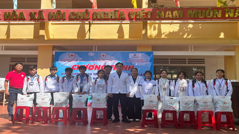 Hỗ trợ suất ăn dinh dưỡng đến các học sinh có hoàn cảnh khó khăn tại Trường trung học phổ thông Trường Chinh (huyện Chư Sê, tỉnh Gia Lai).