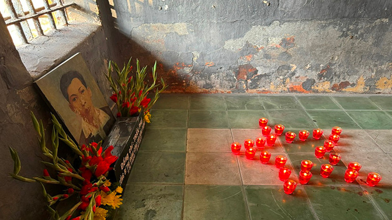 Di ảnh, bàn thờ đồng chí Trần Phú trong Khu trại giam Bệnh viện Chợ Quán.