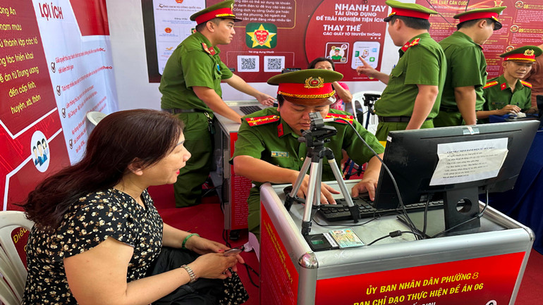 Công an quận 5 hỗ trợ người dân kích hoạt tài khoản định danh điện tử VNeID mức độ 2 trong sáng 3/7.