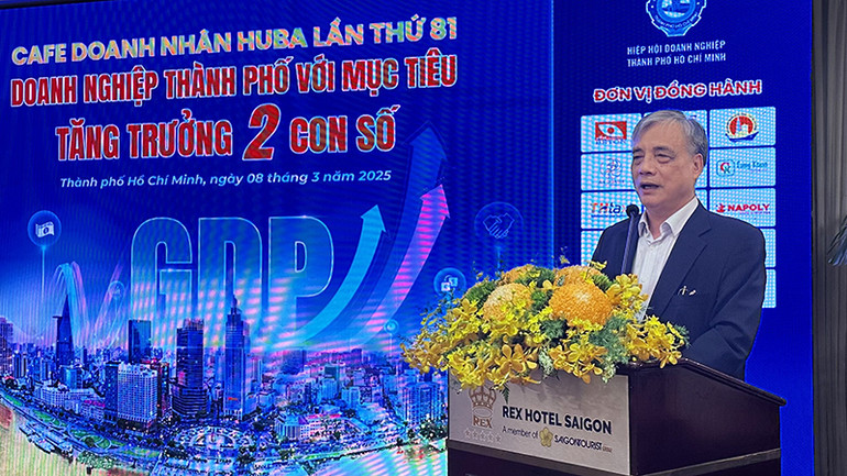 Phó Giáo sư, Tiến sĩ Trần Đình Thiên phát biểu tại chương trình.