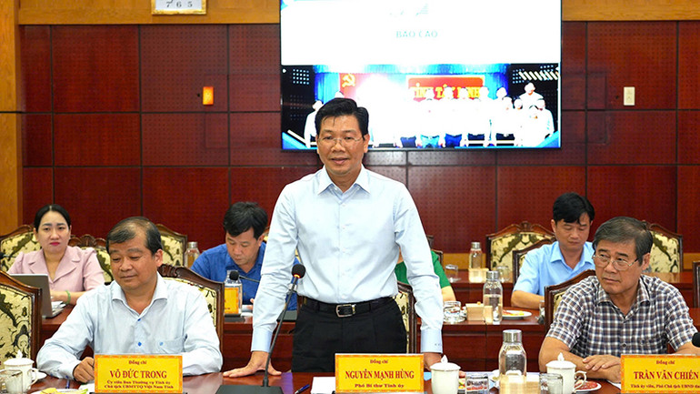 Đồng chí Nguyễn Mạnh Hùng phát biểu tại buổi làm việc với Đại học Quốc gia Thành phố Hồ Chí Minh.