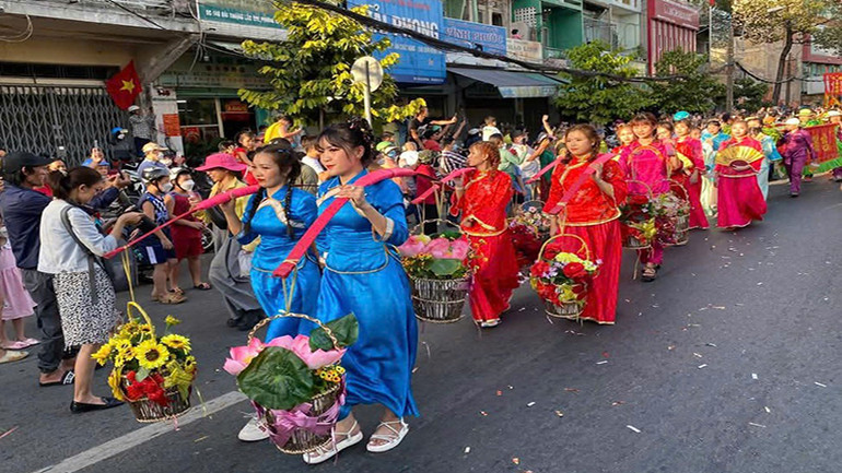 Diễu hành đường phố trong Lễ hội Nguyên tiêu năm Giáp Thìn 2024 tại quận 5. (Ảnh: CTV)