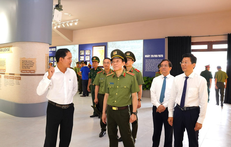 Đại tướng Lương Tam Quang, Ủy viên Bộ Chính trị, Bộ trưởng Công an và lãnh đạo tỉnh Tây Ninh tham quan tại nhà trưng bày Khu di tích lịch sử văn hóa quốc gia đặc biệt Căn cứ Trung ương Cục miền nam.