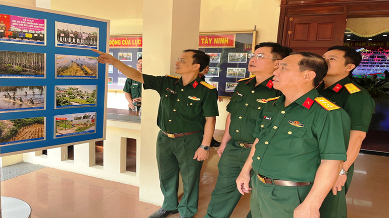 Đại biểu các địa phương trong Khối thi đua tham quan triển lãm ảnh tại hội nghị.