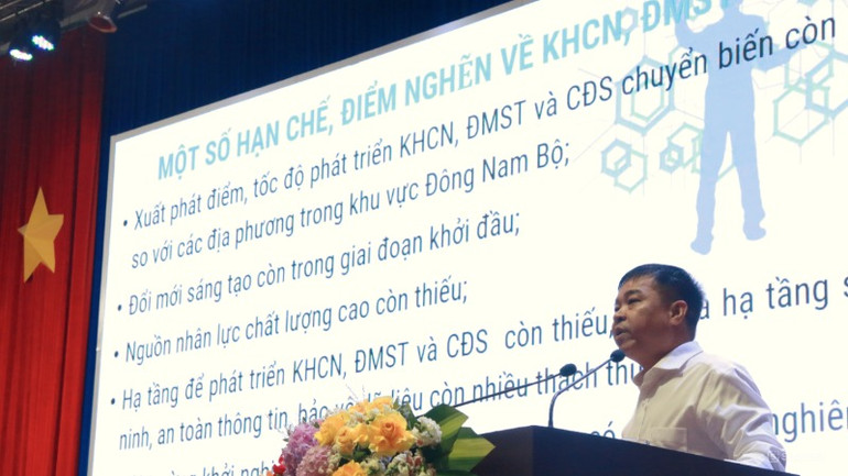 Tiến sĩ Nguyễn Tấn Đức, Giám đốc Sở Khoa học và Công nghệ tỉnh Tây Ninh trình bày Chương trình hành động thực hiện Nghị quyết số 57 của tỉnh.