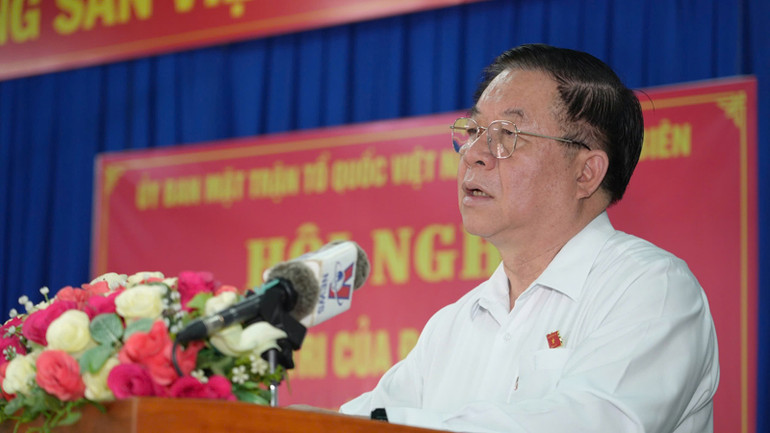 Đồng chí Nguyễn Trọng Nghĩa trả lời kiến nghị của cử tri. Đồng chí Nguyễn Trọng Nghĩa trả lời kiến nghị của cử tri.