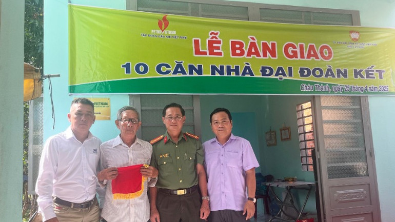 Đại tá Nguyễn Văn Trãi, Ủy viên Ban Thường vụ Tỉnh ủy, Giám đốc Công an tỉnh Tây Ninh, và Phó Chủ tịch Ủy ban Mặt trận Tổ quốc Việt Nam tỉnh Tây Ninh Hồ Đức Hải dự khánh thành nhà đại đoàn kết tặng ông Nguyễn Văn Dễ.