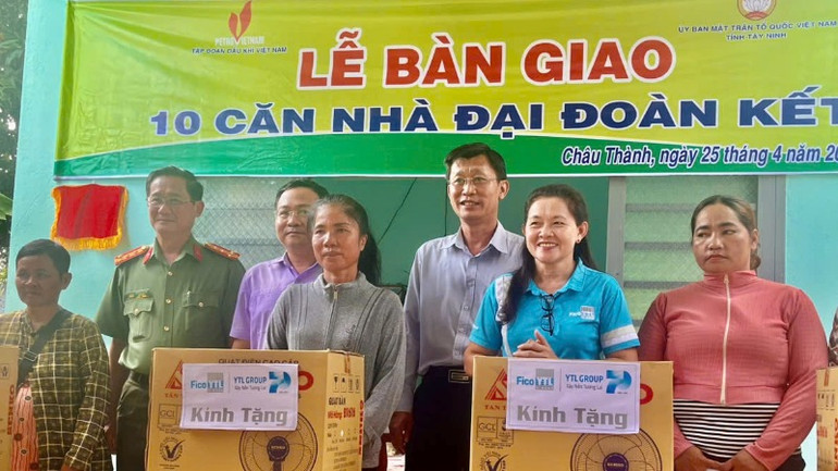 Đại diện tỉnh Tây Ninh và các nhà tài trợ tặng quà các hộ dân.