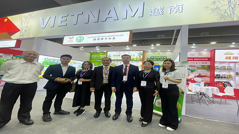 Đoàn lãnh đạo tỉnh Quảng Đông và các Thương hội ghé thăm gian hàng của Hiệp hội Dừa Việt Nam tại triển lãm.