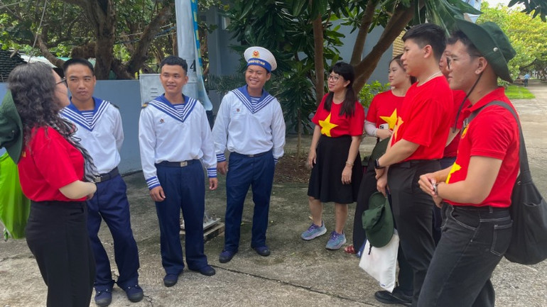 Đại biểu là giảng viên, sinh viên Trường đại học Khoa học Xã hội và Nhân văn Thành phố Hồ Chí Minh thăm hỏi chiến sĩ trên đảo.