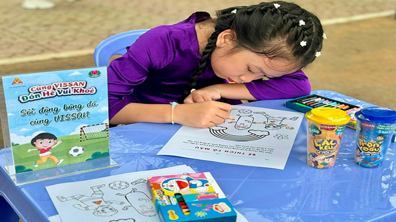 Trẻ em tham gia trò chơi “Bé thích tô màu” tại Liên hoan.