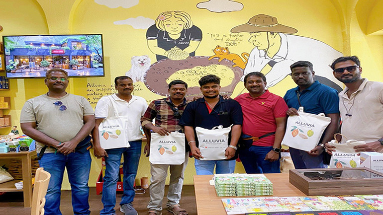 Khách du lịch Ấn Độ chụp hình kỷ niệm tại cửa hàng Thương xá TAX 74-74B Lê Lợi, quận 1.