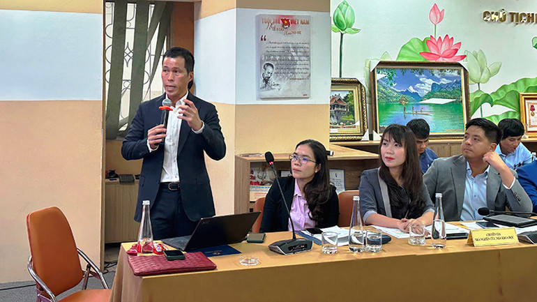 Một chuyên gia trình bày tham luận tại hội thảo