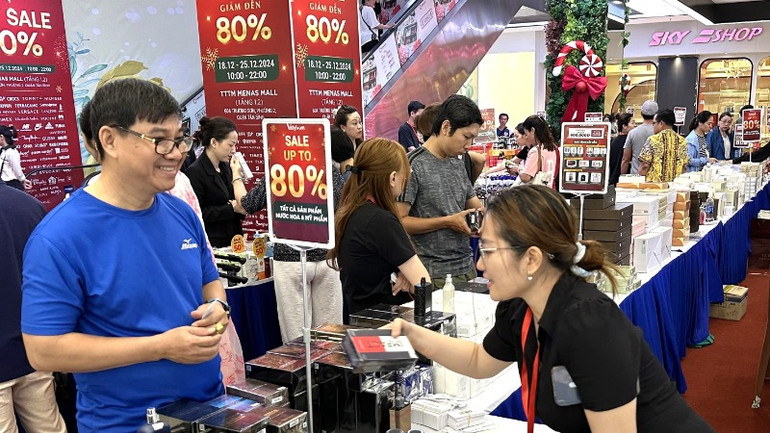 Người tiêu dùng chọn mua những sản phẩm “hàng hiệu” được giảm giá mạnh tại Trung tâm thương mại Menas trong ngày 18/12.