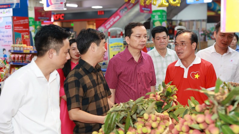 Phó Tổng Giám đốc Saigon Co.op Nguyễn Ngọc Thắng (phải) tại Chương trình “Hành trình hạnh phúc” quảng bá sản phẩm vải thiều Lục Ngạn (Bắc Giang). Phó Tổng Giám đốc Saigon Co.op Nguyễn Ngọc Thắng (phải) tại Chương trình “Hành trình hạnh phúc” quảng bá sản phẩm vải thiều Lục Ngạn (Bắc Giang).