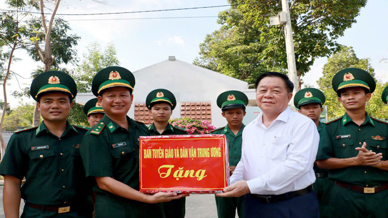 Đồng chí Nguyễn Trọng Nghĩa, Ủy viên Bộ Chính trị, Bí thư Trung ương Đảng, Trưởng Ban Tuyên giáo và Dân vận Trung ương tặng quà Đồn Biên phòng Chàng Riệc. Đồng chí Nguyễn Trọng Nghĩa, Ủy viên Bộ Chính trị, Bí thư Trung ương Đảng, Trưởng Ban Tuyên giáo và Dân vận Trung ương tặng quà Đồn Biên phòng Chàng Riệc.