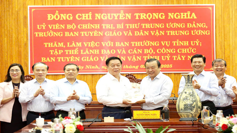 Đồng chí Nguyễn Trọng Nghĩa, Ủy viên Bộ Chính trị, Bí thư Trung ương Đảng, Trưởng Ban Tuyên giáo và Dân vận Trung ương tại buổi làm việc. Đồng chí Nguyễn Trọng Nghĩa, Ủy viên Bộ Chính trị, Bí thư Trung ương Đảng, Trưởng Ban Tuyên giáo và Dân vận Trung ương tại buổi làm việc.