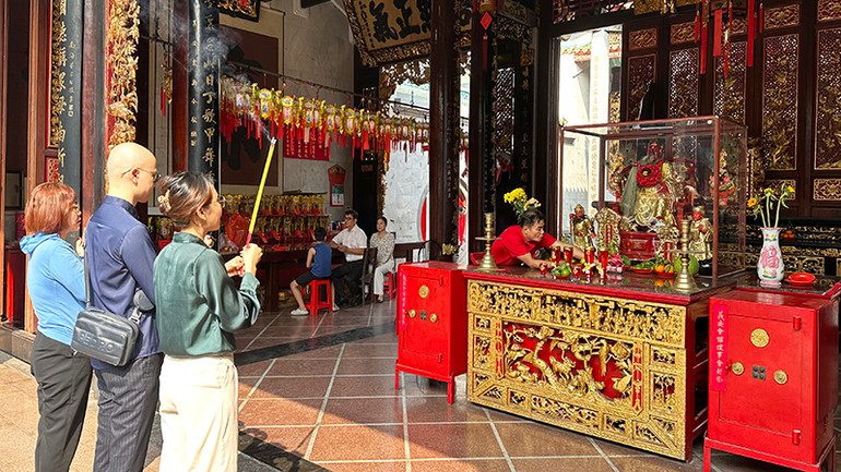 Người dân, khách du lịch thành kính tưởng nhớ Quan Thánh Đế Quân tại Hội quán Nghĩa An. (Ảnh: HOÀNG LIÊM)