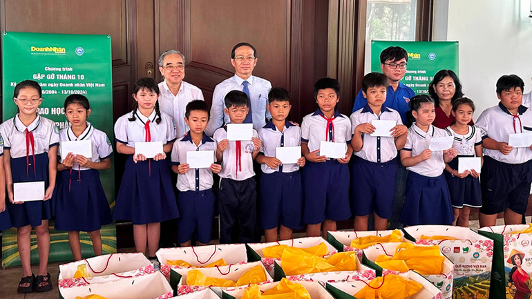 Ban tổ chức trao tặng học bổng và quà đến những học sinh có hoàn cảnh khó khăn và hiếu học ở huyện Củ Chi. Ban tổ chức trao tặng học bổng và quà đến những học sinh có hoàn cảnh khó khăn và hiếu học ở huyện Củ Chi.