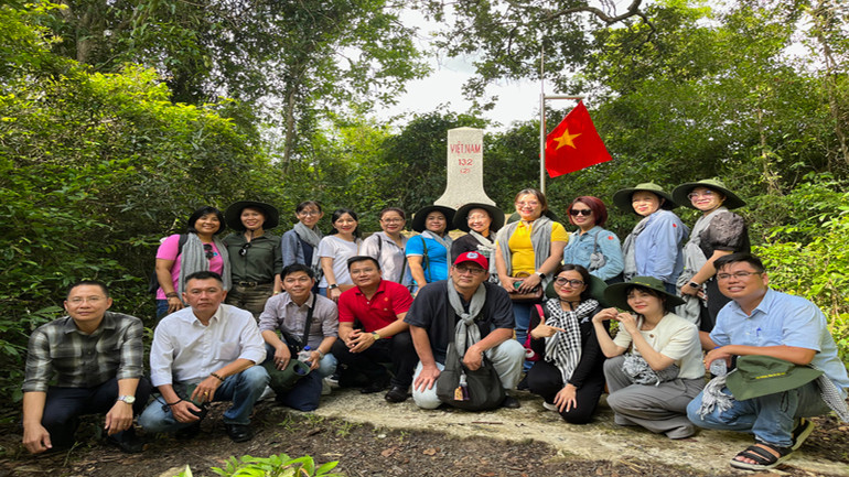 Du khách tham quan Cột mốc biên giới trong Vườn Quốc gia Lò Gò-Xa Mát.