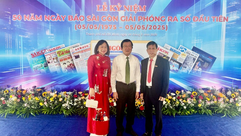 Lãnh đạo Báo Sài Gòn Giải Phóng chụp ảnh lưu niệm cùng đồng chí nguyên Ủy viên Bộ Chính trị, nguyên Chủ tịch nước Trương Tấn Sang.