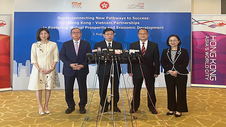 Ông Lý Gia Siêu trả lời báo chí