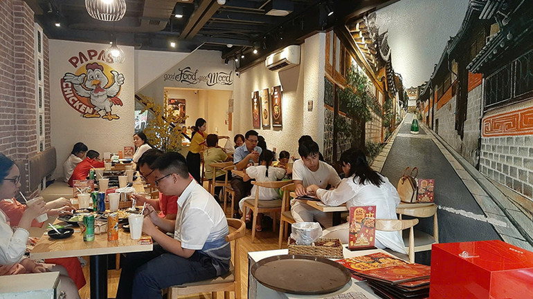 Các món ăn hấp dẫn gen Z tại cửa hàng Thương xá TAX (45 Nguyễn Huệ, quận 1) như gà rán, bánh gạo, cơm trộn, mì Ý… (Ảnh: SATRA)