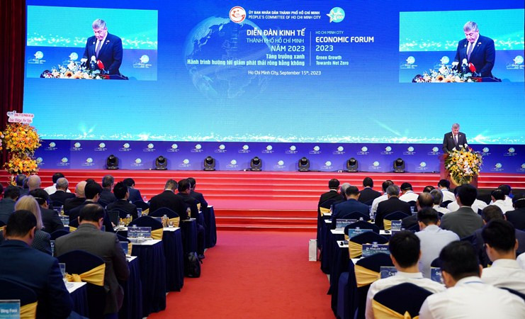 Ông Jan Jambon, Bộ trưởng-Thủ hiến Chính phủ, kiêm Bộ trưởng Bộ Ngoại giao, Văn hóa, Công nghệ thông tin và Quản lý cơ sở vật chất Vùng Flanders (Vương quốc Bỉ) phát biểu tại diễn đàn (ảnh: Thế Anh)